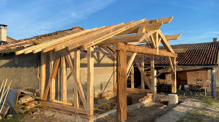 extension avec mur à colombage et charpente traditionnelle