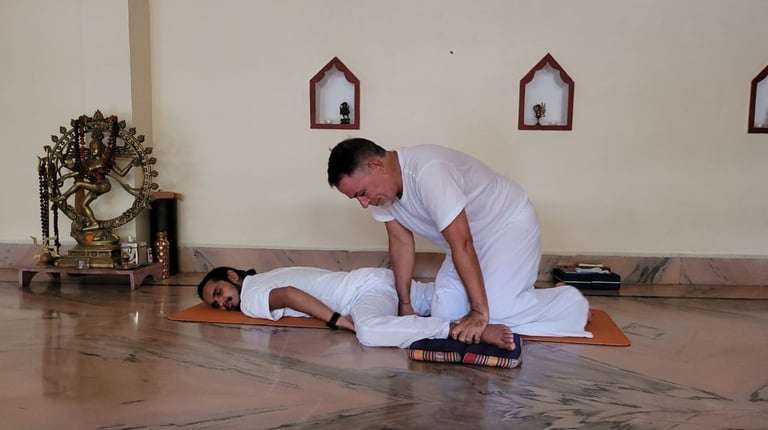 masajista aplica presión sobre el talon izquierdo