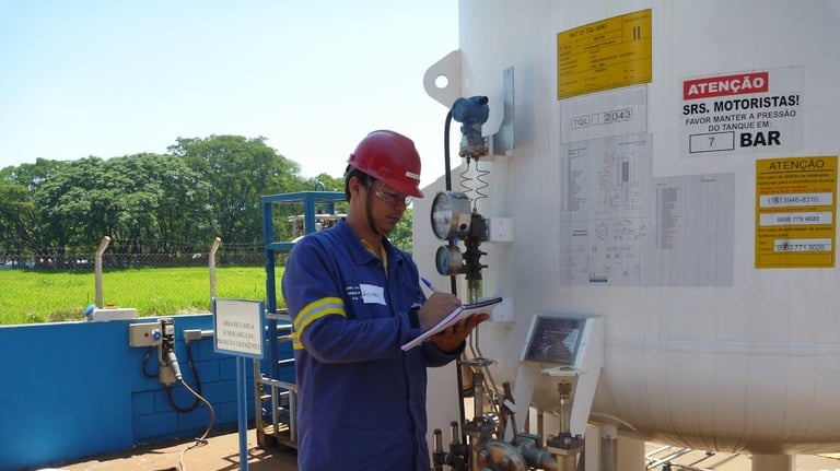 Técnico realizando levantamento de NR13 e manutenção preventiva em um tanque criogênico.