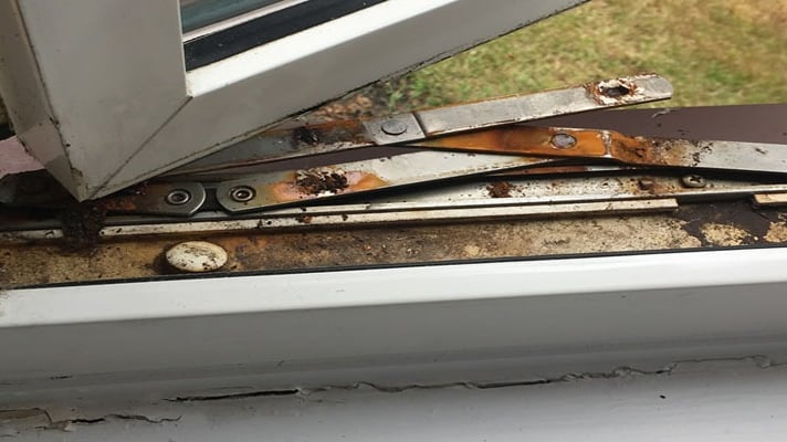 Picture of a broken upvc window hinge.