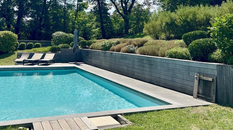 <img src="entretien-massif-piscine-saint-jorioz.jpg" alt="Entretien de massif fleuri près d’une pisc