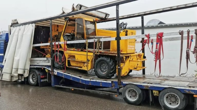 Transport Bagger auf Tieflader