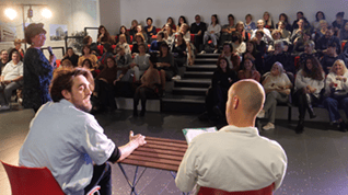 de dos deux hommes assis côte à côte avec public en face forum handicap et emploi