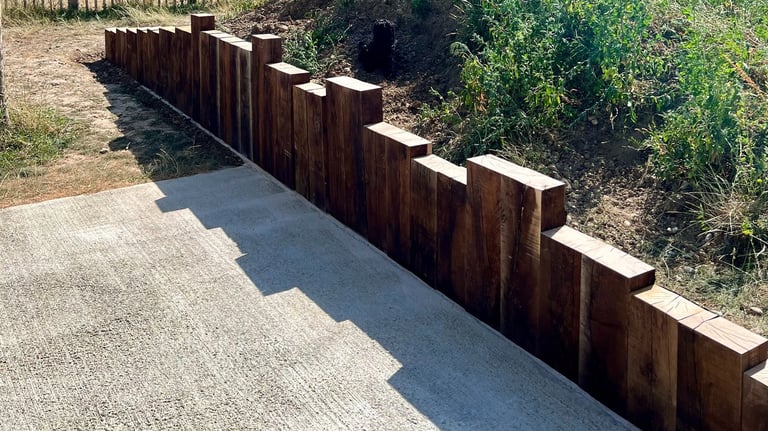<img src="muret-chene-saint-jorioz.jpg" alt="Construction d’un muret de soutènement en poutres de ch