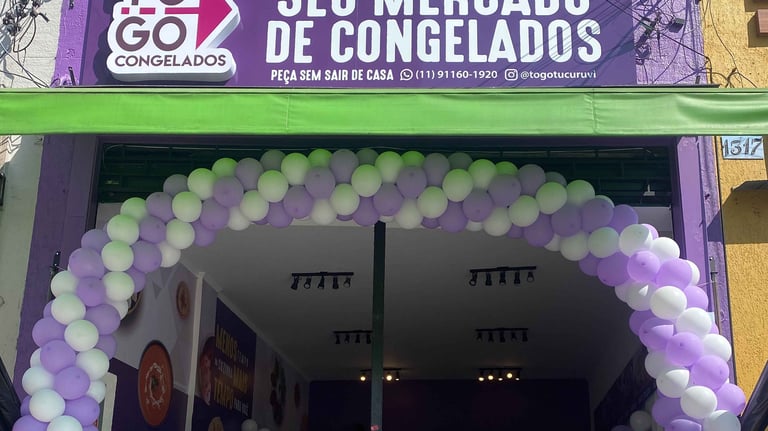 Arco de balões decorando a entrada de loja durante inauguração com cores personalizadas.