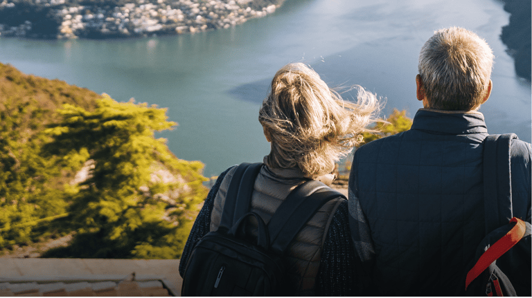 Pareja planificando retiro con un fondo de distribución de dividendos Allianz