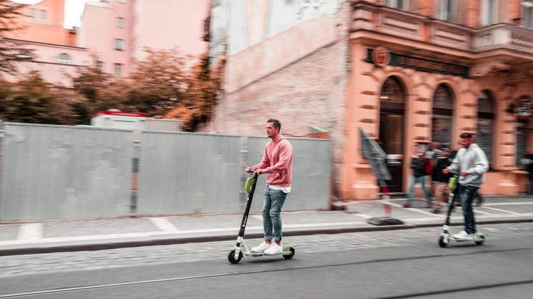 Dos hombres montando en patinete eléctrico con seguro obligatorio Allianz