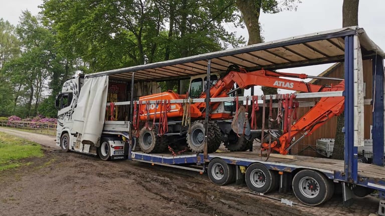 Transport Bagger mit Tieflader