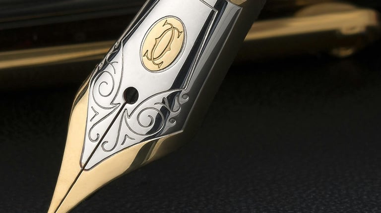 ein Füllfederhalter mit einem goldenen Rand