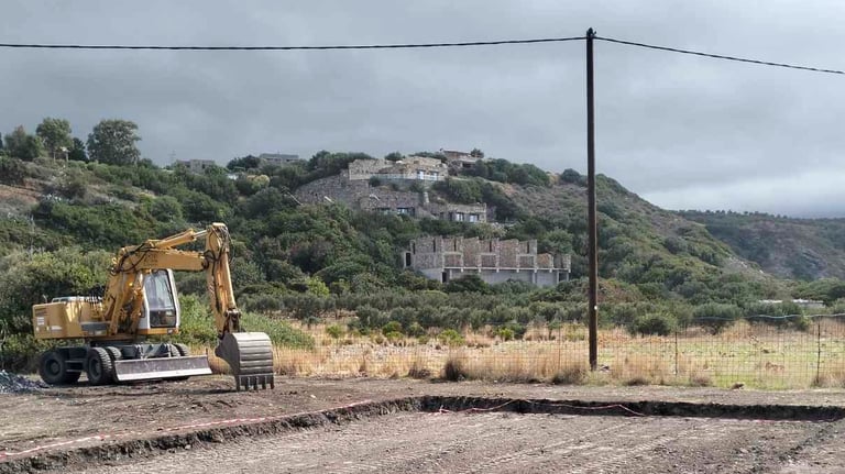 Μπουλντόζα διαμορφώνει χωράφι
