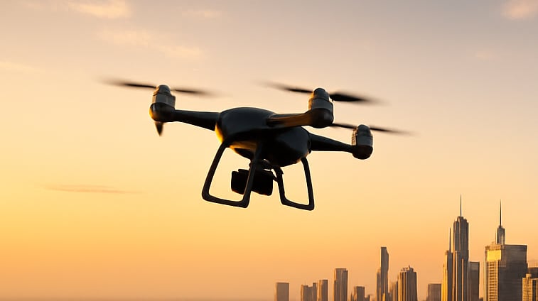 Bâtiment moderne : photo réelle à côté d’un rendu de reconstruction 3D.