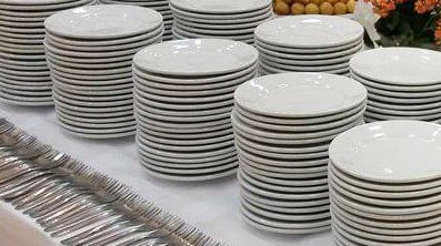 Talheres e pratos para aluguel, essenciais para servir refeições com praticidade em festas e eventos