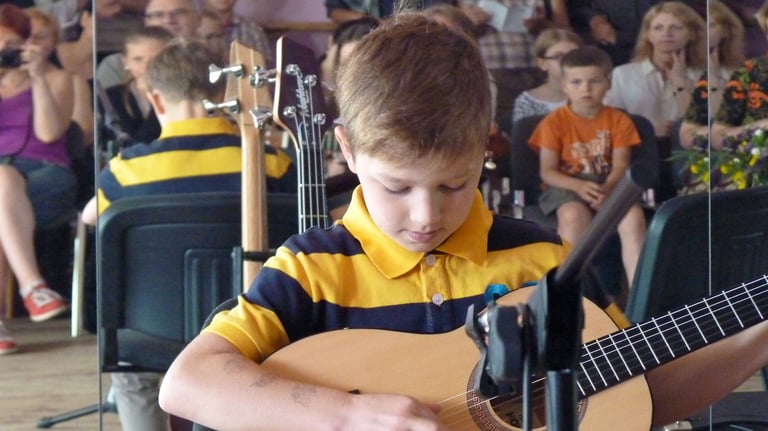 Jaunasis gitaristas koncertuoja
