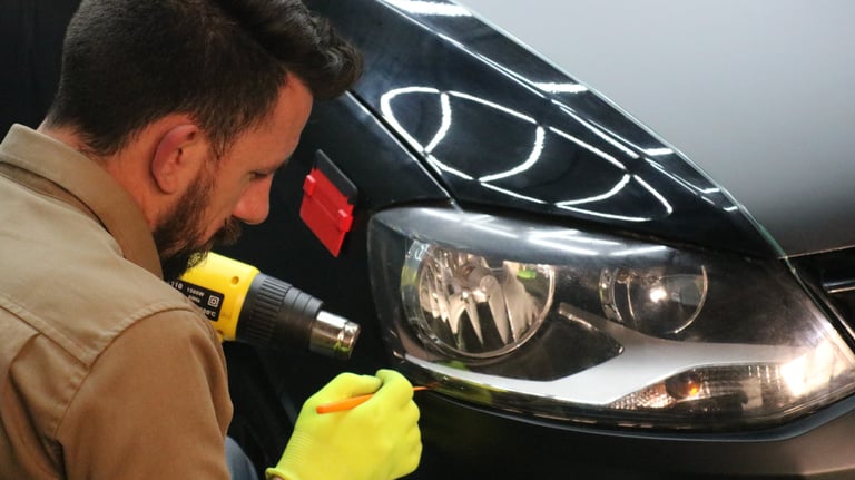 a man in a yellow glove is using a drillet to wrap car