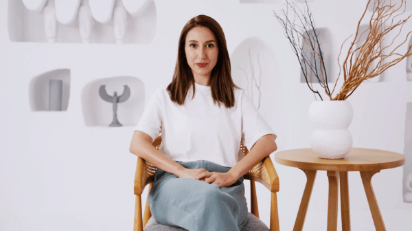 Ragazza seduta davanti ad una video camera a rappresentare un avatar virtuale