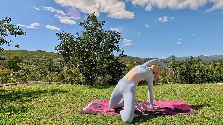 Yoga: Mini Wild thing in der Natur