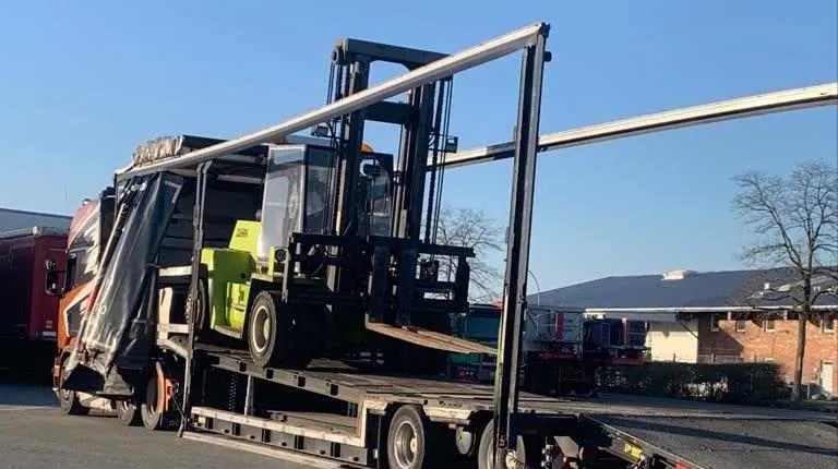 Stapler mit Überhöhe auf Tieflader