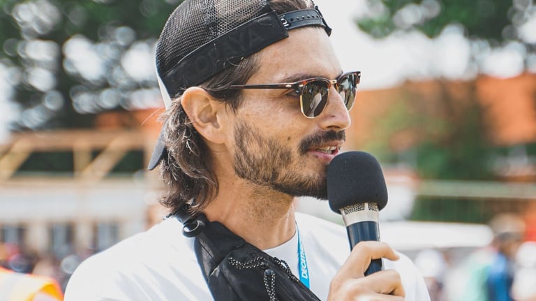 Victor Carrer, freelance événementiel sportif, régisseur, chef de projet et animateur micro.