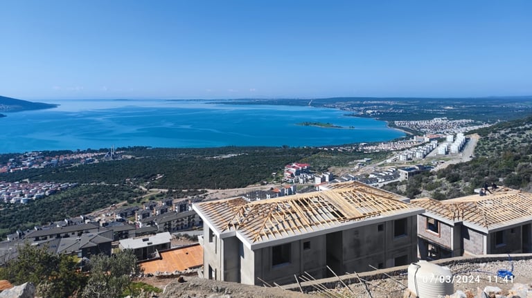 Aydın'ın Didim ilçesinde manzarasıyla öne çıkan, müstakil villaların bulunduğu inşaat projesi.