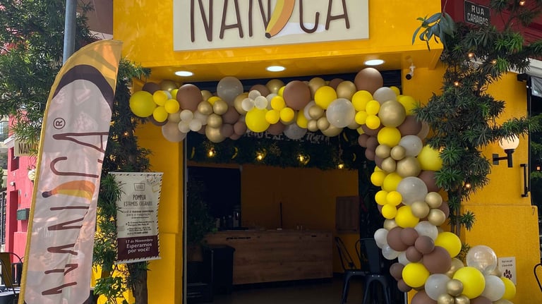 Arco de balões decorando fachada de loja para inauguração e promoção especial