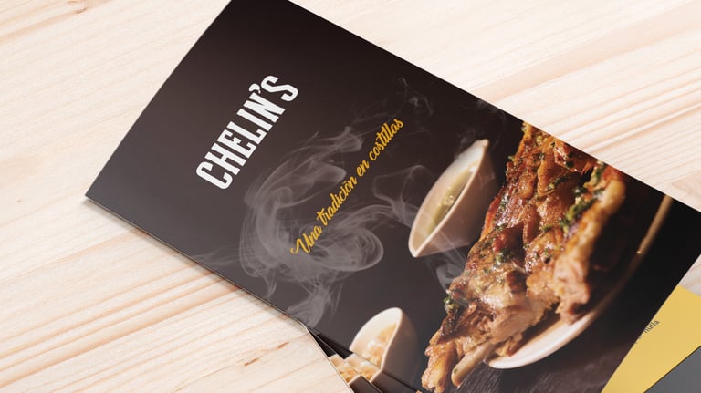 Diseño de un menú en forma de tríptico, con imagen de una pizza caliente