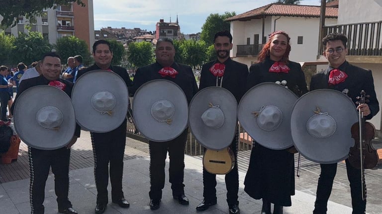 ALT imagen: Mariachi en banquete de boda en Madrid