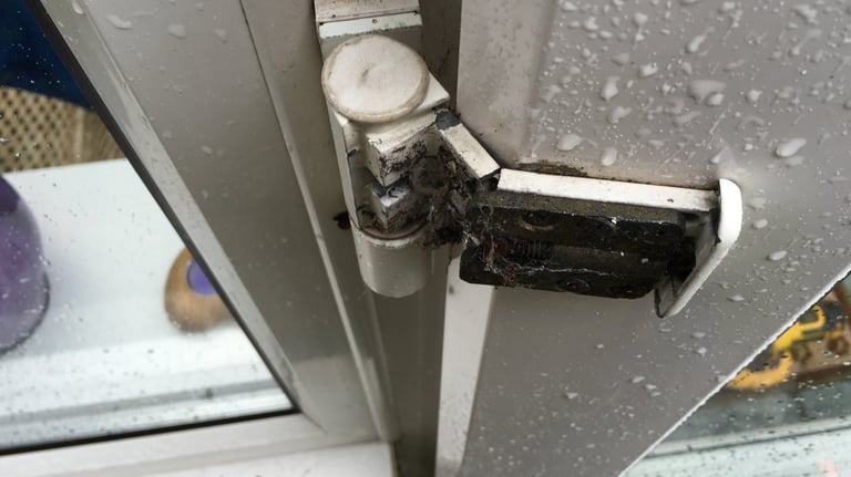 Picture of a broken upvc door hinge