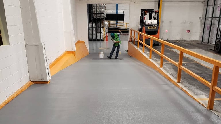 sistema epóxico antideslizante en rampa industrial de alto tránsito
