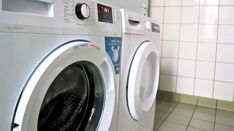 Lave-linge et sèche-linge à disposition dans logements pour séjours professionnels.