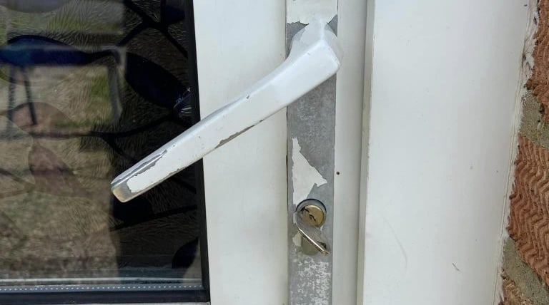 Picture of a broken upvc door handle.