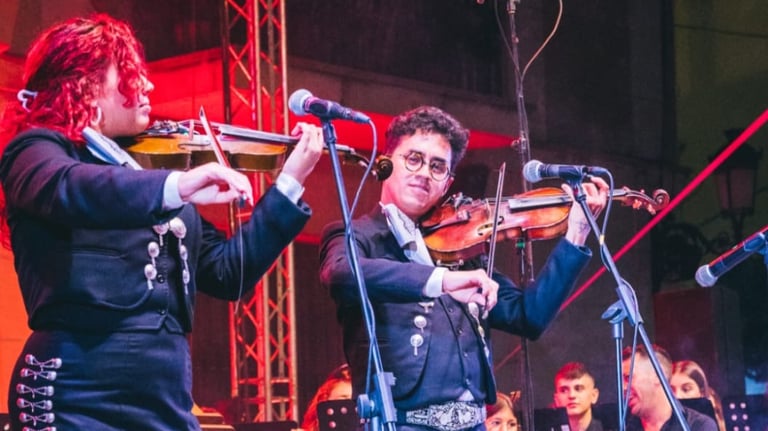 Mariachis en Madrid con traje tradicional mexicano