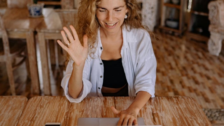 mulher acenando para sua professora. aula online