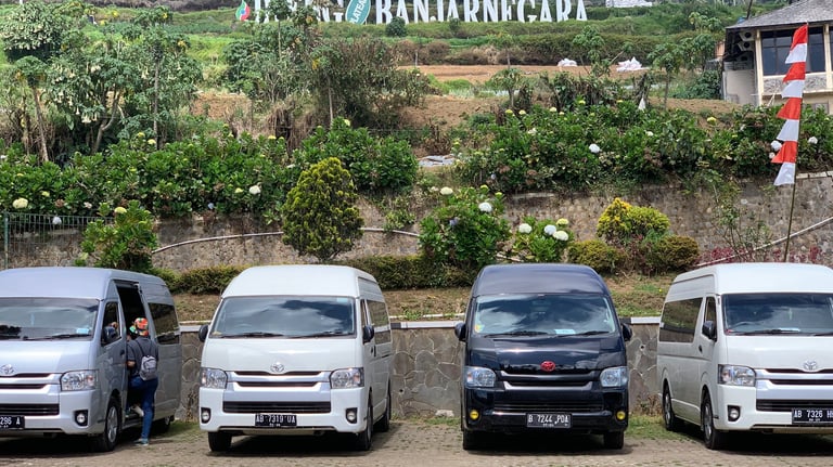 tamu grup mari tour ke sikunir dieng dengan 4 unit hiace commuter