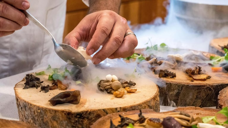 chef "montando pratos" em tábuas de madeira