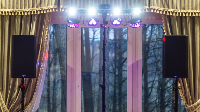 garso kolonėlės su paprstu apšvietimu, norintiems pagyvinti renginį