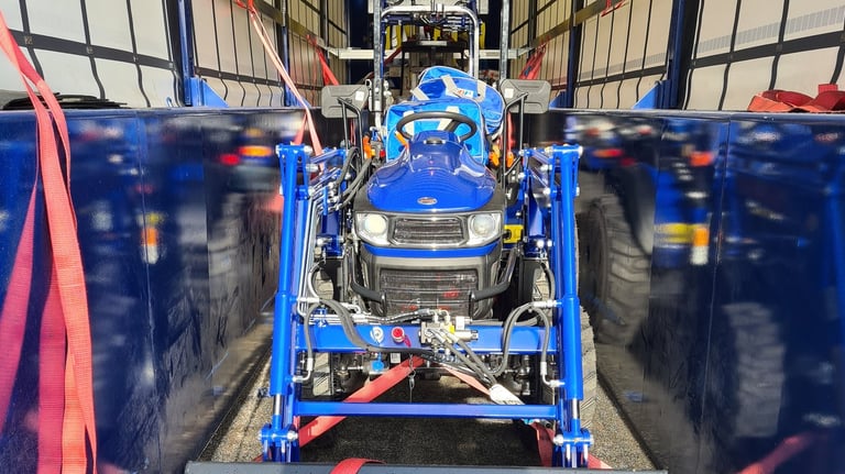 Kleintraktor Transport mit LKW