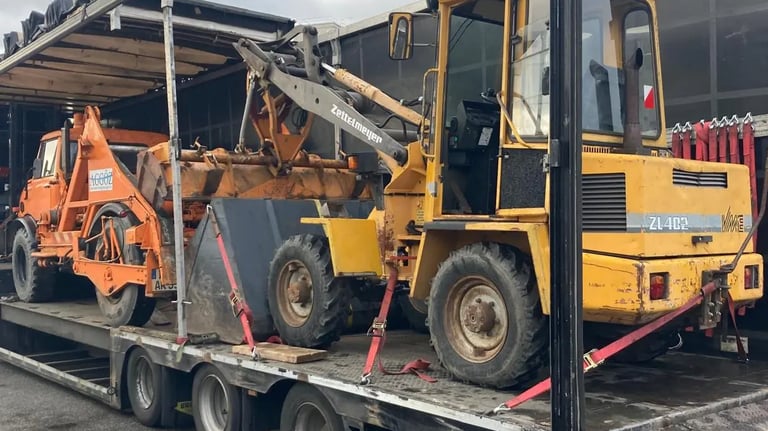 Radlader auf Tieflader mit Zubehör für Transport