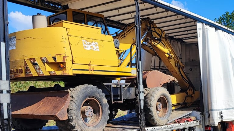 Transport Kettenbagger auf Tieflader