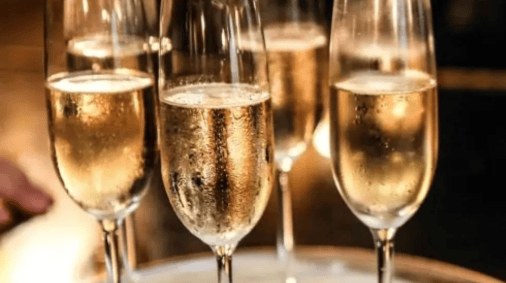 Copos e taças para aluguel, perfeitos para servir bebidas com estilo em festas e eventos