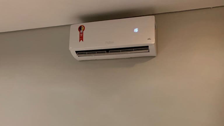 instalação de ar condicionado em uma parede 