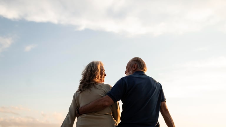 pareja de jubilados abrazándose
