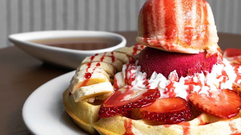 Delicioso waffle con fresas banana y helado con crema