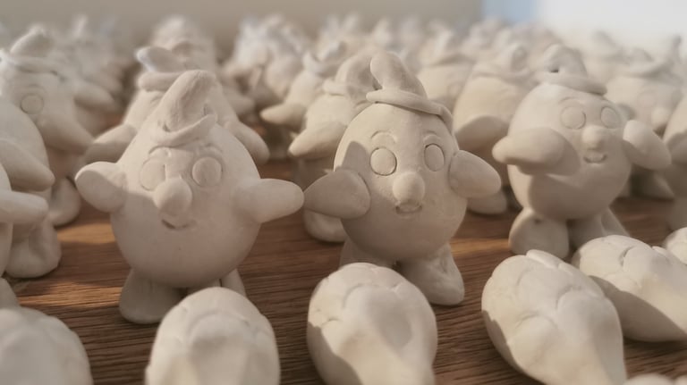 Figurine d'argile en cours de création et de séchage