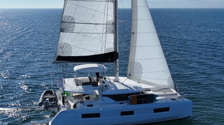 ALL WAVES LATE, CTAMARAN LAGOON 47 FT