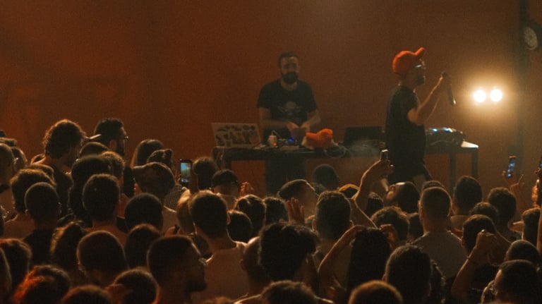 a man standing in front of a crowd of people, dj, rapper, beatlalipos, chyno, concert, farewell part