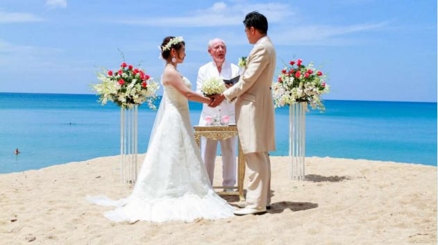 ビーチでミニウエディング