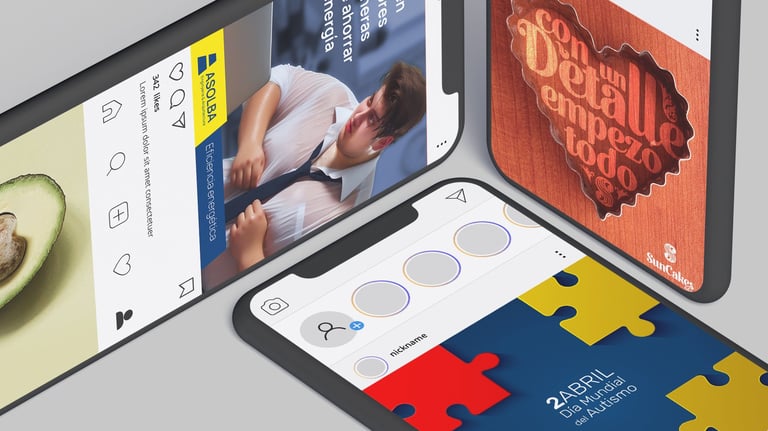 Tres pantallas de móvil en distintas posiciones mostrando distintas campañas en redes sociales