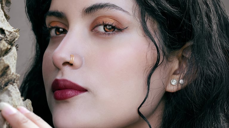 Retrato cercano de una mujer blanca hermosa con ojos de color dorado como si fuera una vampira