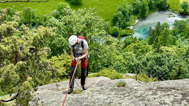 Calata in corda doppia in Val di Mello