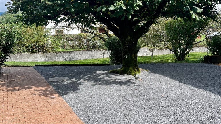 <img src="cour-pave-gravier-saint-ferreol.jpg" alt="Aménagement d’une cour en pavés et gravier par p